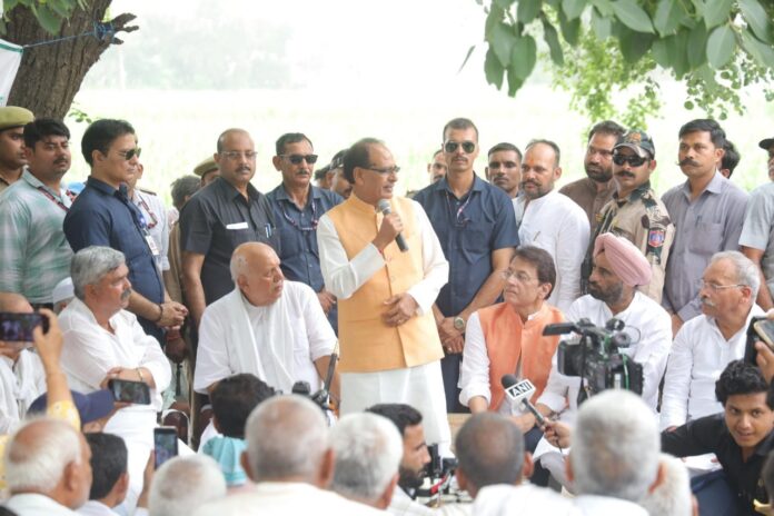 कृषि मंत्री शिवराज सिंह चौहान ने यूपी के मेरठ के जंगेठी गांँव में किसानों से बातचीत की