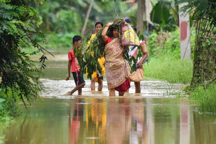 असम में बाढ़ से हालात बिगड़े, 22 जिलों में 5 लाख से अधिक लोग प्रभावित असम में बाढ़ से हालात बिगड़े, 22 जिलों में 5 लाख से अधिक लोग प्रभावित