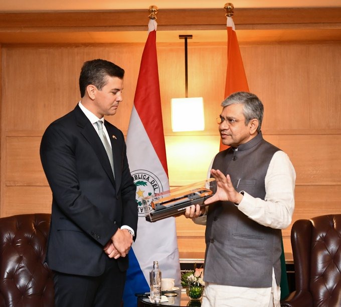 नई दिल्ली में रेल मंत्री अश्विनी वैष्णव ने पैराग्वे के राष्ट्रपति सैंटियागो पेना पालासिओस से भेंट की नई दिल्ली में रेल मंत्री अश्विनी वैष्णव ने पैराग्वे के राष्ट्रपति सैंटियागो पेना पालासिओस से भेंट की
