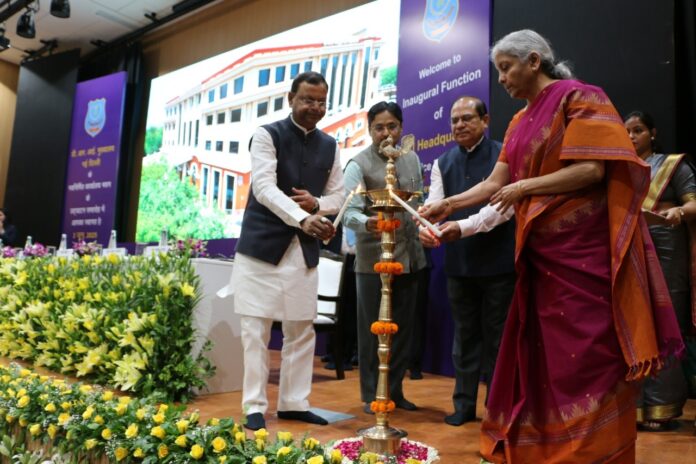 नई दिल्ली: केंद्रीय वित्त मंत्री निर्मला सीतारमण ने राजस्व खुफिया निदेशालय मुख्यालय की नई इमारत का किया उद्घाटन