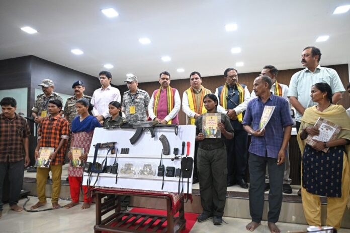 महाराष्ट्र : कई नक्सलियों ने सीएम देवेंद्र फडणवीस की उपस्थिति में सुरक्षा बलों के समक्ष किया आत्मसमर्पण महाराष्ट्र : कई नक्सलियों ने सीएम देवेंद्र फडणवीस की उपस्थिति में सुरक्षा बलों के समक्ष किया आत्मसमर्पण