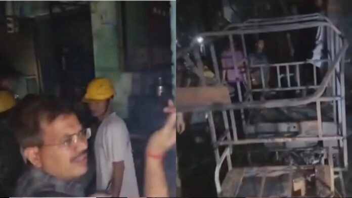 दिल्ली: दिलशाद गार्डन में चार्जिंग स्टेशन पर ई-रिक्शा में लगी आग, 2 लोगों की मौत की खबर