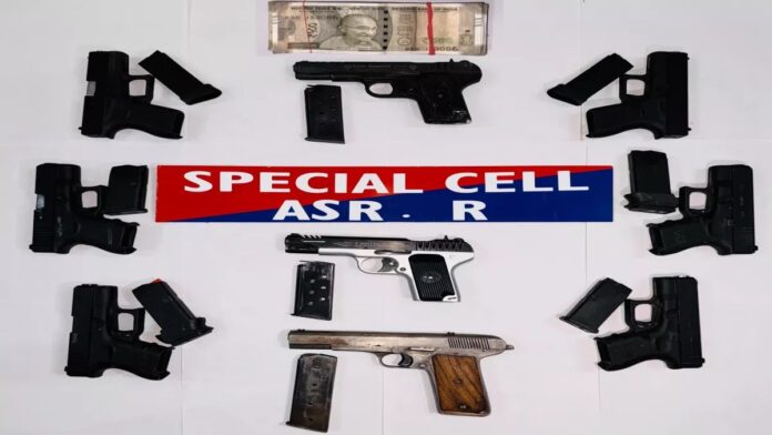 अमृतसर पुलिस की बड़ी कार्रवाई, हथियार तस्करी मॉड्यूल का भंडाफोड़, 9 पिस्तौल और 50 हजार ड्रग मनी के साथ 4 गिरफ्तार