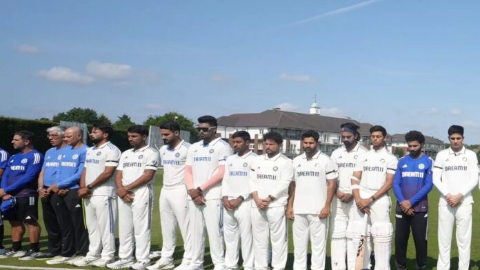 भारतीय टीम ने बांधी काली पट्टी, रखा एक मिनट का मौन, विमान हादसे में मारे गए लोगों को दी श्रृद्धांजलि