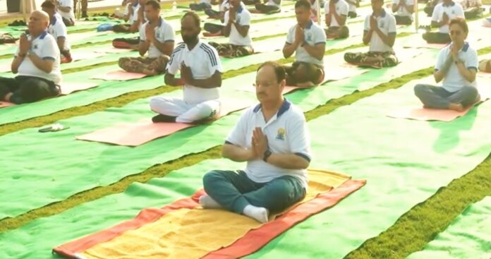 भाजपा अध्‍यक्ष तथा केंद्रीय मंत्री जेपी नड्डा ने नई दिल्‍ली में कर्तव्‍य पथ पर किया योगाभ्‍यास