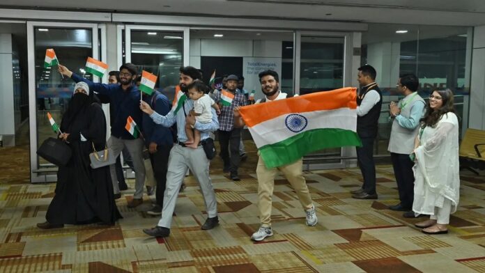 ऑपरेशन सिंधु : ईरान से नई दिल्ली पहुंची विशेष उड़ान, 282 नागरिक लौटे स्वदेश; एयरपोर्ट पर लहराया तिरंगा