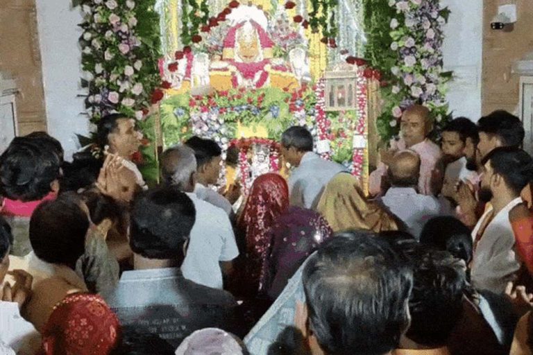 2 किमी लंबी कतार और हजारों की भीड़, उज्जैन व नांगलवाड़ी में भक्ति का अद्भुत नज़ारा