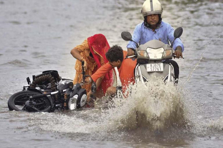 राजस्थान में भारी बारिश का कहर, बाढ़ जैसे हालात; कई जिलों में स्कूल बंद