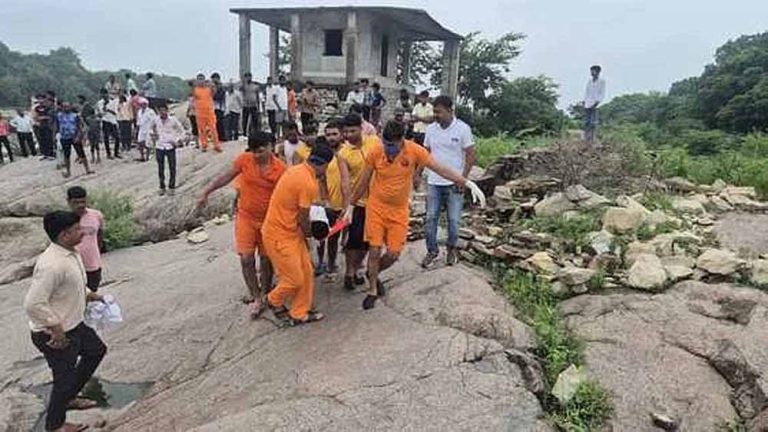 दर्दनाक हादसा: बेड़च नदी में बहे दो युवकों की मिली लाश, एक की पहचान बाकी