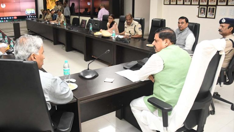 वर्षा से किसी को कठिनाई न हो, सेवाभाव से सबकी सुरक्षा पर दें विशेष ध्यान : मुख्यमंत्री डॉ. यादव