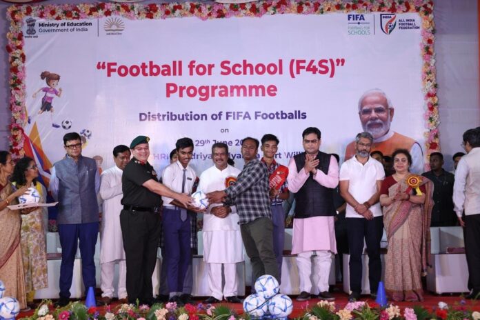 स्कूलों में खेल भावना को बढ़ावा देने के लिए केंद्रीय मंत्री धर्मेंद्र प्रधान ने 10 लाख फुटबॉल वितरित किए जाने की घोषणा की स्कूलों में खेल भावना को बढ़ावा देने के लिए केंद्रीय मंत्री धर्मेंद्र प्रधान ने 10 लाख फुटबॉल वितरित किए जाने की घोषणा की
