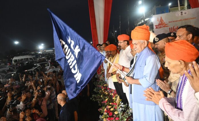 अमरनाथ यात्रा के लिए पहला जत्था आज हुआ रवाना, जम्मू-कश्मीर के उपराज्यपाल मनोज सिन्हा ने दिखाई हरी झंडी