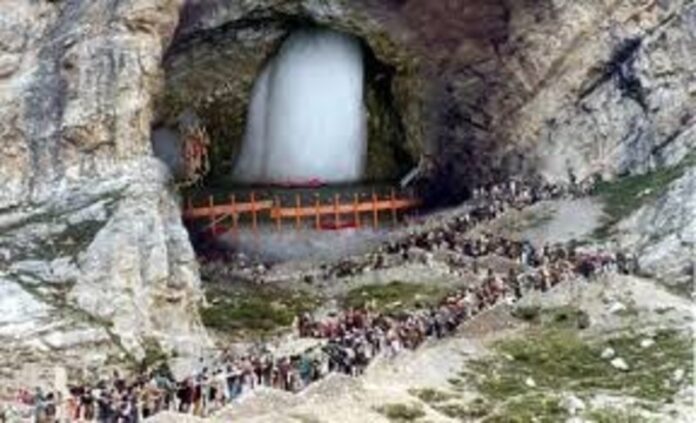 जम्मू-कश्मीर में पहलगाम और बालटाल दोनों मार्गों से कड़ी सुरक्षा के बीच वार्षिक अमरनाथ यात्रा शुरू