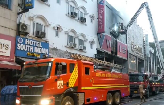 दिल्ली : करोल बाग के विशाल मेगा मार्ट में लगी आग, एक की मौत की खबर
