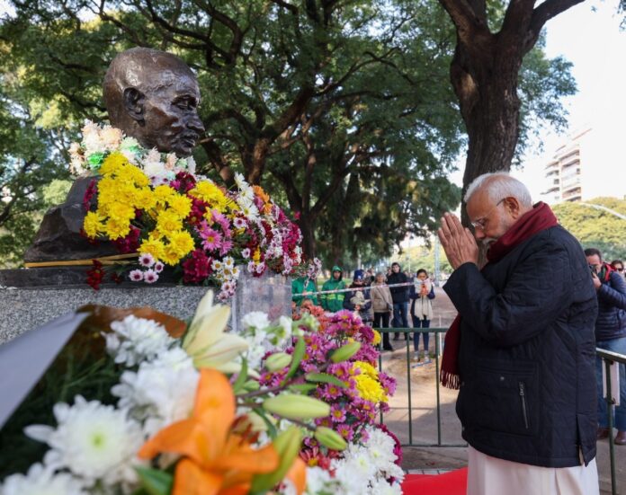 पीएम मोदी ने अर्जेंटीना में महात्‍मा गांधी और रबीन्‍द्र नाथ टैगोर की प्रतिमाओं पर अर्पित की पुष्पांजलि