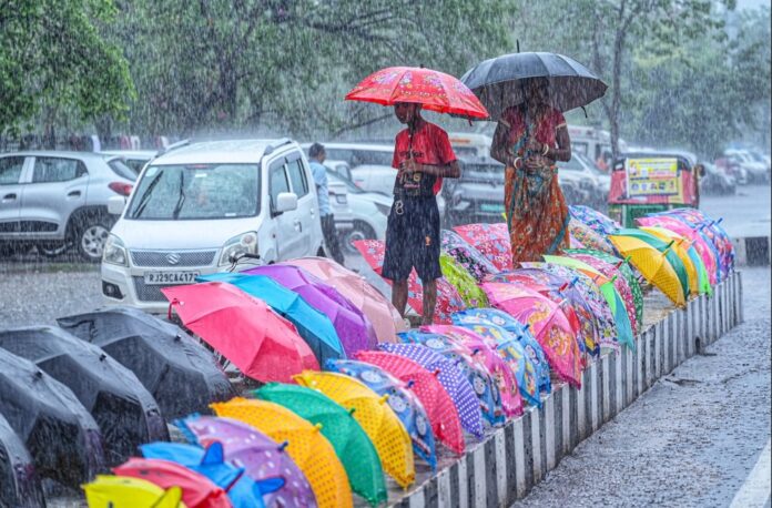 देश के कई हिस्सों में भारी से बहुत भारी बारिश की चेतावनी, अगले 4 दिनों तक पश्चिमी तट और पूर्वी क्षेत्रों में रहेगा प्रभाव