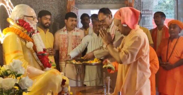 उप्र: सीएम योगी को गुरु पूर्णिमा के अवसर पर गोरखनाथ मंदिर में पूजा-अर्चना की