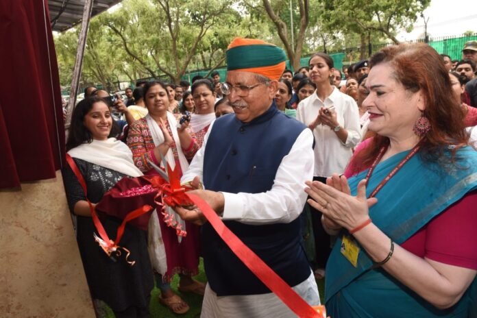 विधि और न्याय मंत्री अर्जुन राम मेघवाल ने नई दिल्ली के शास्त्री भवन में महिला आरोग्यम कक्ष का उद्घाटन किया