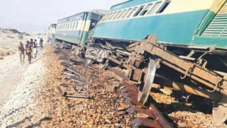 पाकिस्तान के जाफर एक्सप्रेस में हुआ ब्लास्ट, 3 डिब्बे पटरी से उतरे; एक शख्स के जख्मी होने की खबर