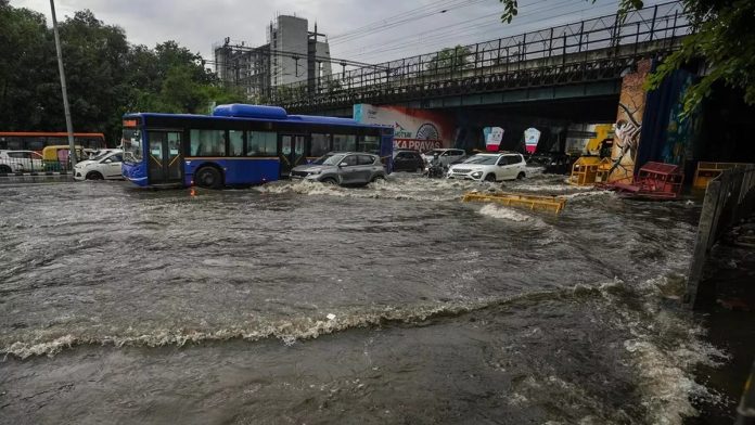 दिल्ली-यूपी में आज होगी झमाझम बारिश, हिमाचल-उत्तराखंड में बादल फटने की चेतावनी; आईएमडी ने जारी किया अलर्ट