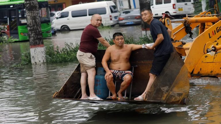 चीन में मूसलाधार बारिश से भीषण तबाही, कई जगह आई बाढ़; 38 लोगों की मौत की खबर