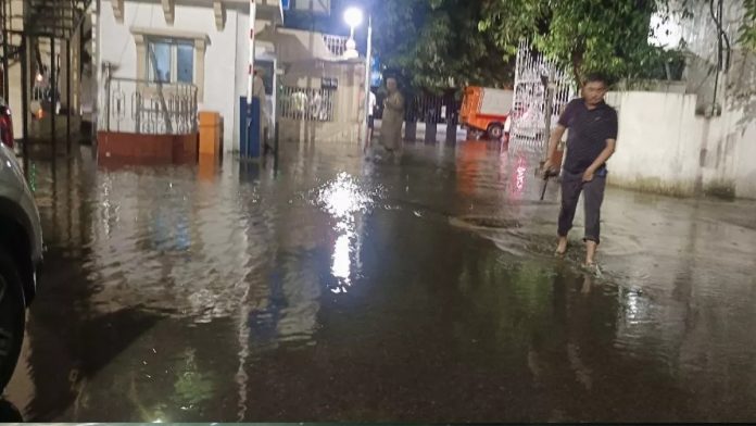 उप्र : लखनऊ में बारिश की वजह से आज स्कूल बंद, विधान भवन और घरों में घुसा पानी
