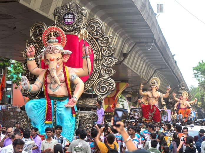गणेश चतुर्थी का त्यौहार आज पूरे देश में धार्मिक श्रद्धा के साथ मनाया जा रहा है