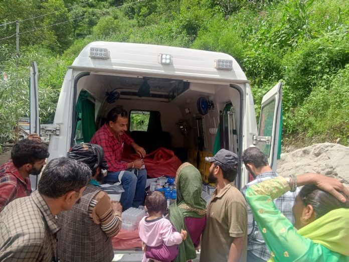 जम्मू-कश्मीर : रामबन में “हॉस्पिटल ऑन व्हील्स” से दूरदराज इलाकों तक पहुंच रही स्वास्थ्य सेवाएं
