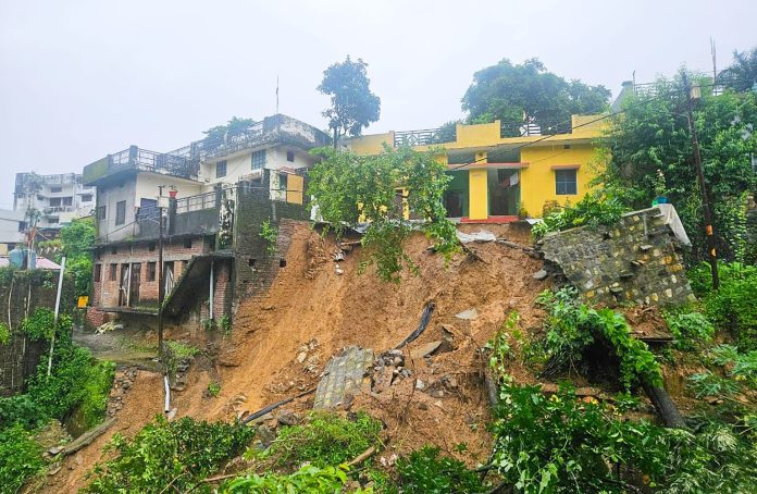 उत्तराखंड : चमोली में तेज बारिश से भारी नुकसान, घरों और दुकानों में घुसा मलबा