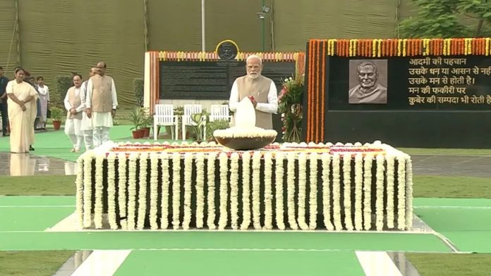 पूर्व प्रधानमंत्री वाजपेयी की पुण्यतिथि पर 'सदैव अटल' पहुंच राष्ट्रपति और पीएम ने श्रद्धांजलि अर्पित की