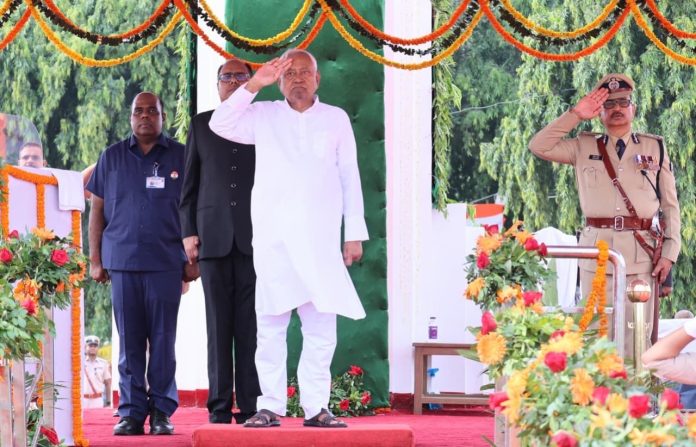 बिहार : 79वां स्वतंत्रता दिवस के अवसर पर सीएम नीतीश कुमार ने राष्‍ट्रीय ध्‍वज फहराया