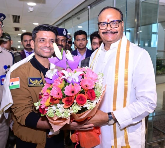 भारतीय अंतरिक्ष यात्री शुभांशु शुक्ला पहुंचे लखनऊ, डिप्टी सीएम ब्रजेश पाठक ने किया स्वागत