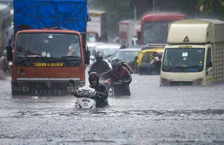 लगातार बारिश से बेहाल मुंबई, ट्रैफिक और ट्रैवल सेवाओं में भारी गड़बड़ी