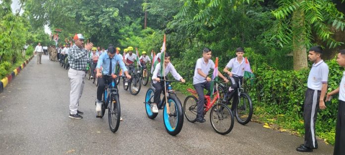 हर घर तिरंगा अभियान : कठुआ में स्वतंत्रता दिवस से पहले निकाली गई विशाल साइकिल रैली