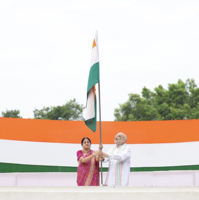 केंद्रीय गृह मंत्री अमित शाह ने अपने आवास पर हर घर तिरंगा अभियान के तहत फहराया राष्ट्रीय ध्वज