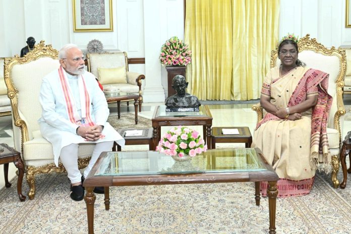 राष्ट्रपति द्रौपदी मुर्मू ने पीएम मोदी को उनके जन्मदिन पर बधाई और शुभकामनाएं दी राष्ट्रपति द्रौपदी मुर्मू ने पीएम मोदी को उनके जन्मदिन पर बधाई और शुभकामनाएं दी