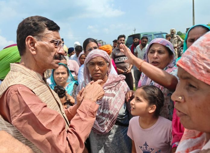 रक्षा राज्य मंत्री संजय सेठ ने अमृतसर में बाढ़ प्रभावित क्षेत्रों का किया दौरा रक्षा राज्य मंत्री संजय सेठ ने अमृतसर में बाढ़ प्रभावित क्षेत्रों का किया दौरा