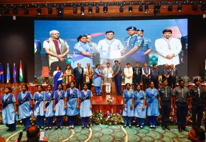 खेल मंत्री डॉ. मनसुख मांडविया ने नई दिल्ली में स्काउट्स, गाइड्स, रोवर्स और रेंजर्स को राष्ट्रपति पुरस्कार प्रमाण पत्र किए प्रदान