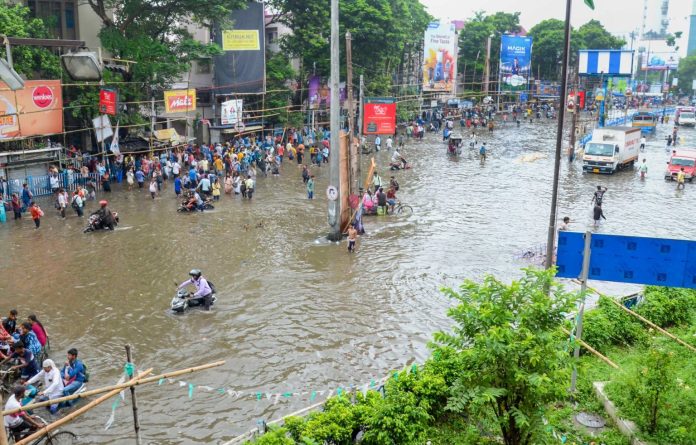 पश्चिम बंगाल में रातभर बारिश से 10 लोगों की मौत की खबर, कोलकाता में हालात गंभीर