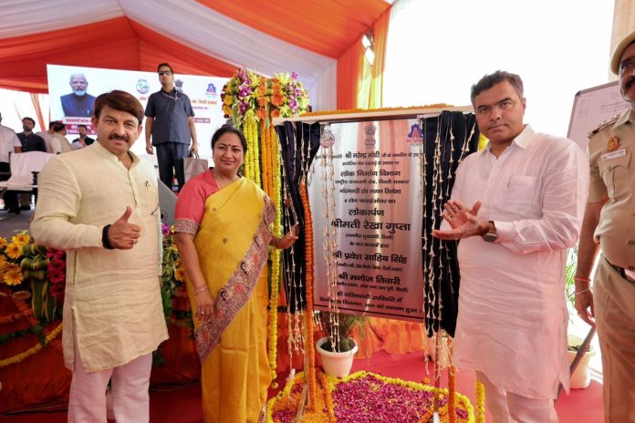 दिल्ली की सीएम रेखा गुप्ता और मंत्री परवेश साहिब ने नंद नगरी से गगन सिनेमा तक 6-लेन फ्लाईओवर का किया लोकार्पण