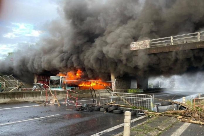 फ्रांस के राष्ट्रपति इमैनुएल मैक्रों देशव्यापी विरोध प्रदर्शनों की चपेट में फ्रांस के राष्ट्रपति इमैनुएल मैक्रों देशव्यापी विरोध प्रदर्शनों की चपेट में