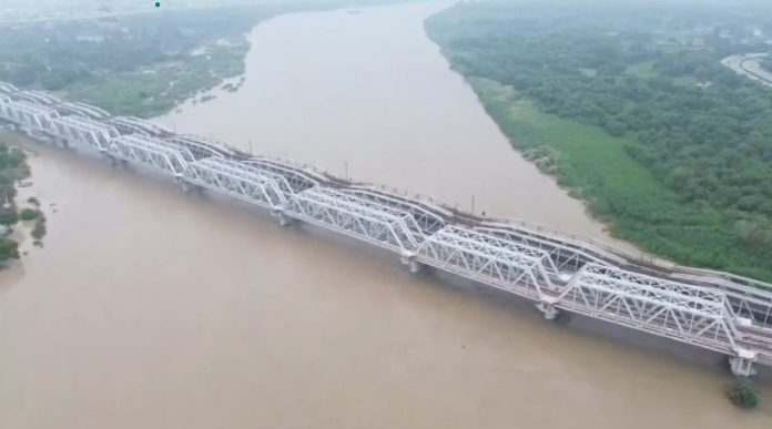 दिल्ली और आस-पास के क्षेत्रों मे तेज़ बारिश के कारण यमुना नदी का जल स्तर बढ़ा