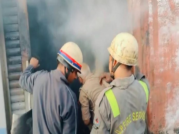 उप्र : गाजियाबाद में पूर्णिया स्पेशल ट्रेन के लगेज कोच में लगी आग उप्र : गाजियाबाद में पूर्णिया स्पेशल ट्रेन के लगेज कोच में लगी आग