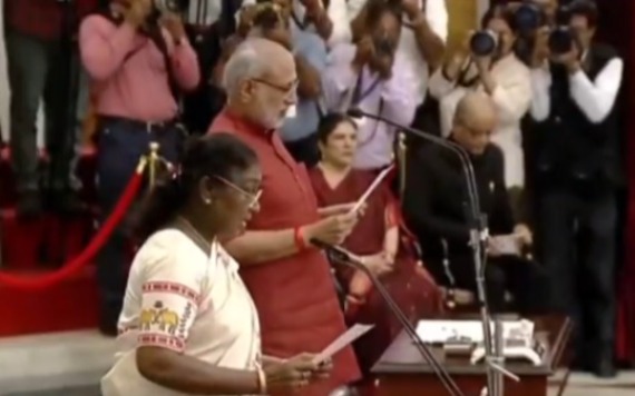 राष्ट्रपति द्रौपदी मुर्मू ने सी. पी. राधाकृष्णन को भारत के उपराष्ट्रपति के रूप में शपथ दिलाई राष्ट्रपति द्रौपदी मुर्मू ने सी. पी. राधाकृष्णन को भारत के उपराष्ट्रपति के रूप में शपथ दिलाई