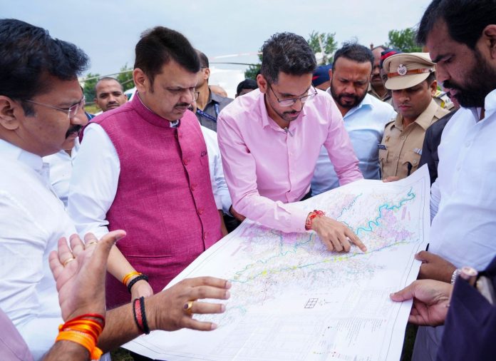 महाराष्ट्र : सीएम फडणवीस ने सोलापुर जिले के म्हाडा तालुका के निमगांव और सिना दरफ़ल गांव में बाढ़ की स्थिति का किया निरीक्षण