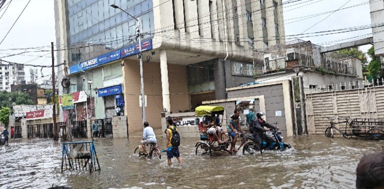कोलकाता: कई इलाकों में पानी कम होने से जनजीवन धीरे-धीरे सामान्य, कुछ इलाकों में जलभराव अभी भी जारी