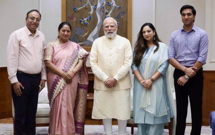 दिल्ली की सीएम रेखा गुप्ता ने पीएम मोदी से मुलाकात कर उन्हें दिवाली की बधाई दी दिल्ली की सीएम रेखा गुप्ता ने पीएम मोदी से मुलाकात कर उन्हें दिवाली की बधाई दी