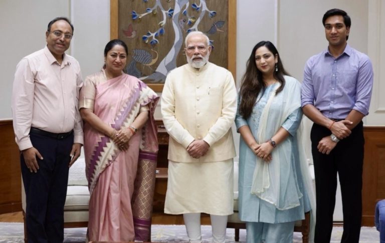 दिल्ली की सीएम रेखा गुप्ता ने पीएम मोदी से मुलाकात कर उन्‍हें दिवाली की बधाई दी