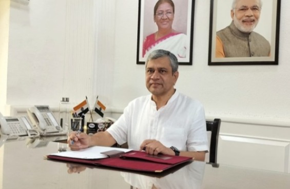 रेल मंत्री अश्विनी वैष्णव ने देश के प्रमुख रेलवे स्टेशनों पर 76 यात्री सुविधा केन्द्र विकसित करने की दी स्वीकृति रेल मंत्री अश्विनी वैष्णव ने देश के प्रमुख रेलवे स्टेशनों पर 76 यात्री सुविधा केन्द्र विकसित करने की दी स्वीकृति