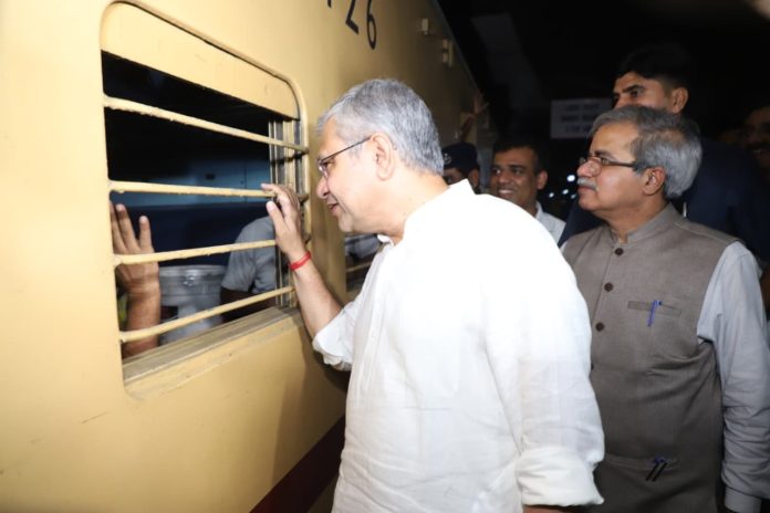 नई दिल्ली रेलवे स्टेशन पर निर्मित होल्डिंग एरिया यात्रियों के अनुभव में उल्लेखनीय सुधार ला रहा है : केंद्रीय मंत्री अश्विनी वैष्णव